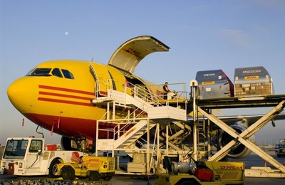 Một cảnh hoạt động tại sân bay của DHL Global Forwarding.