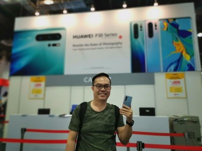 Ông Joe Lum đang sử dụng Huawei P30 Pro.