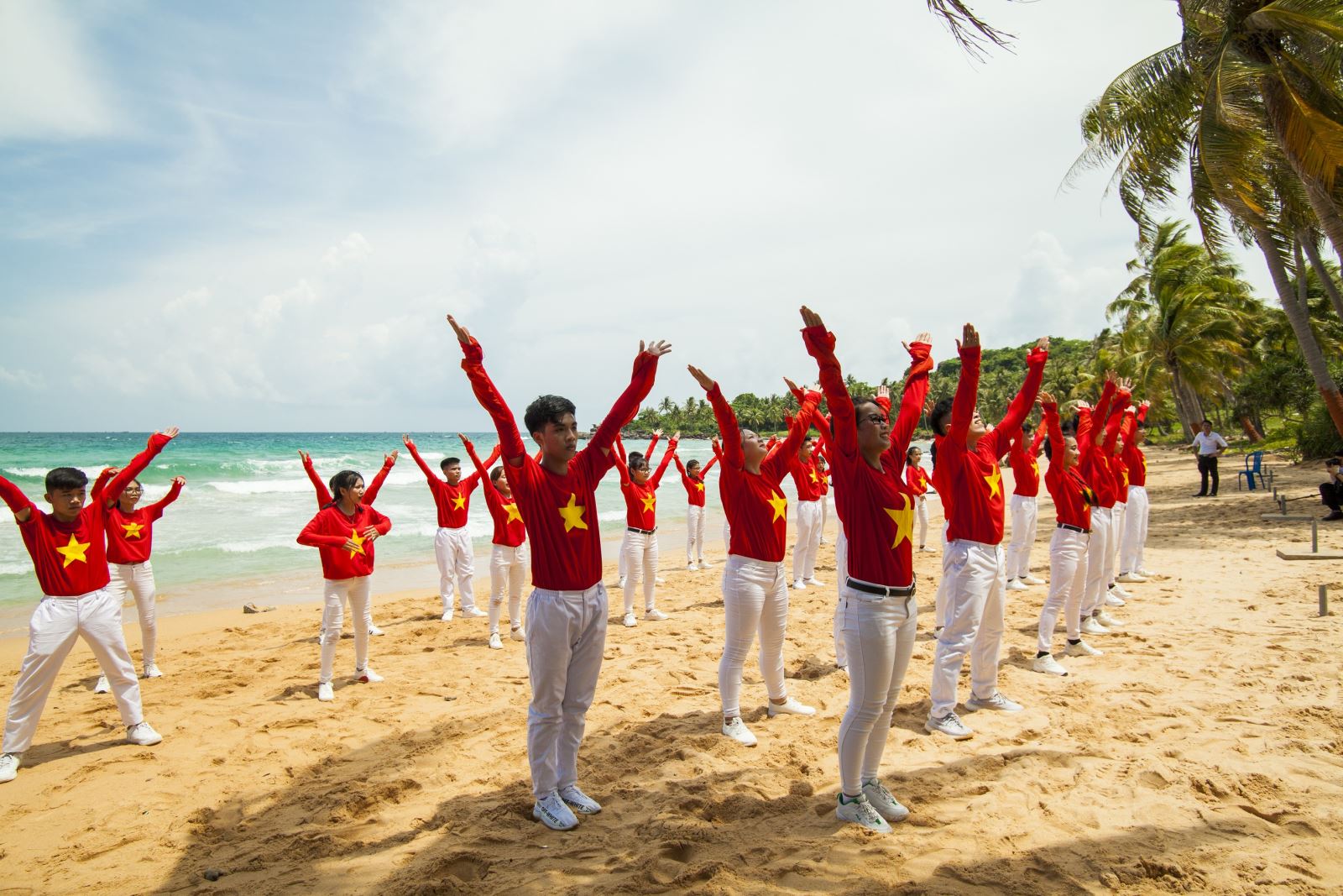 Sàn diễn Flashmob siêu "chất" cho bạn trẻ so tài tại "Sóng tuổi trẻ" 2019