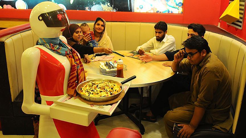 Robot phục vụ hàng ăn tại Pakistan.