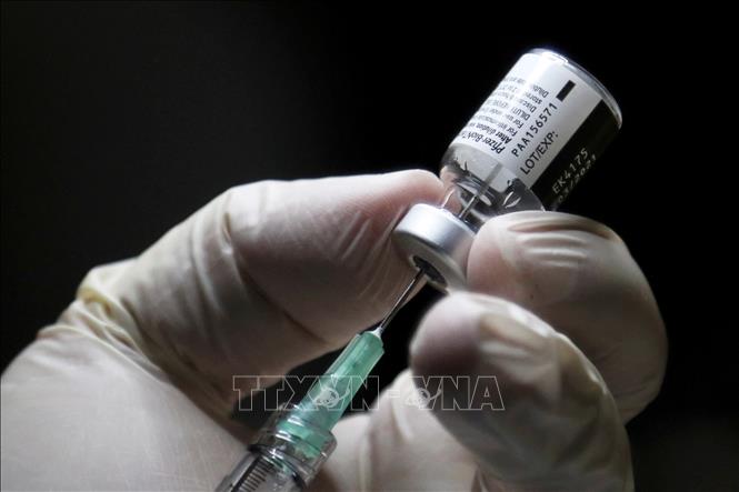 Pháp kêu gọi các nhóm nguy cơ cao tiêm vaccine ngừa COVID-19 mũi tăng cường thứ 2