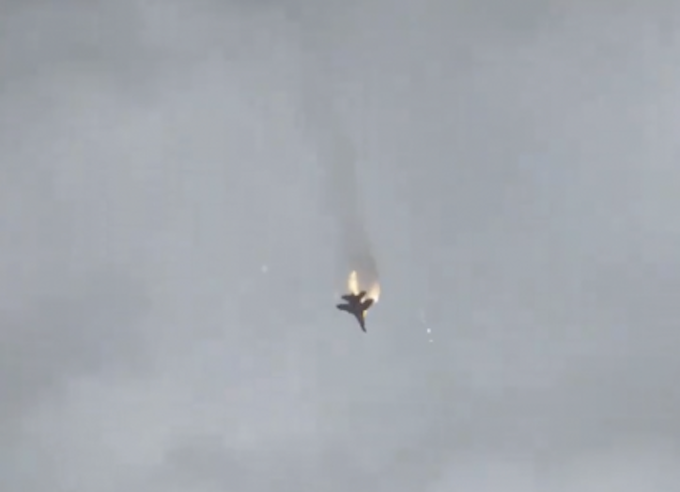  Video ghi lại khoảnh khắc chiến đấu cơ Su-27 của Nga biến thành cầu lửa ở Crimea 