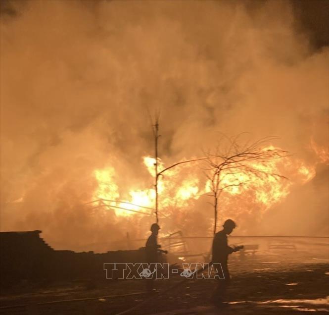  Bình Dương huy động 7 xe chữa cháy dập lửa tại công ty kinh doanh pallet gỗ 
