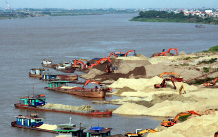  Phát hiện 9 thuyền khai thác cát, sỏi trái phép trên sông Lam 
