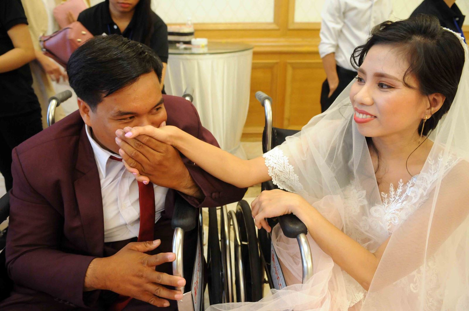 Người se duyên hạnh phúc cho các cặp đôi khuyết tật ảnh 3