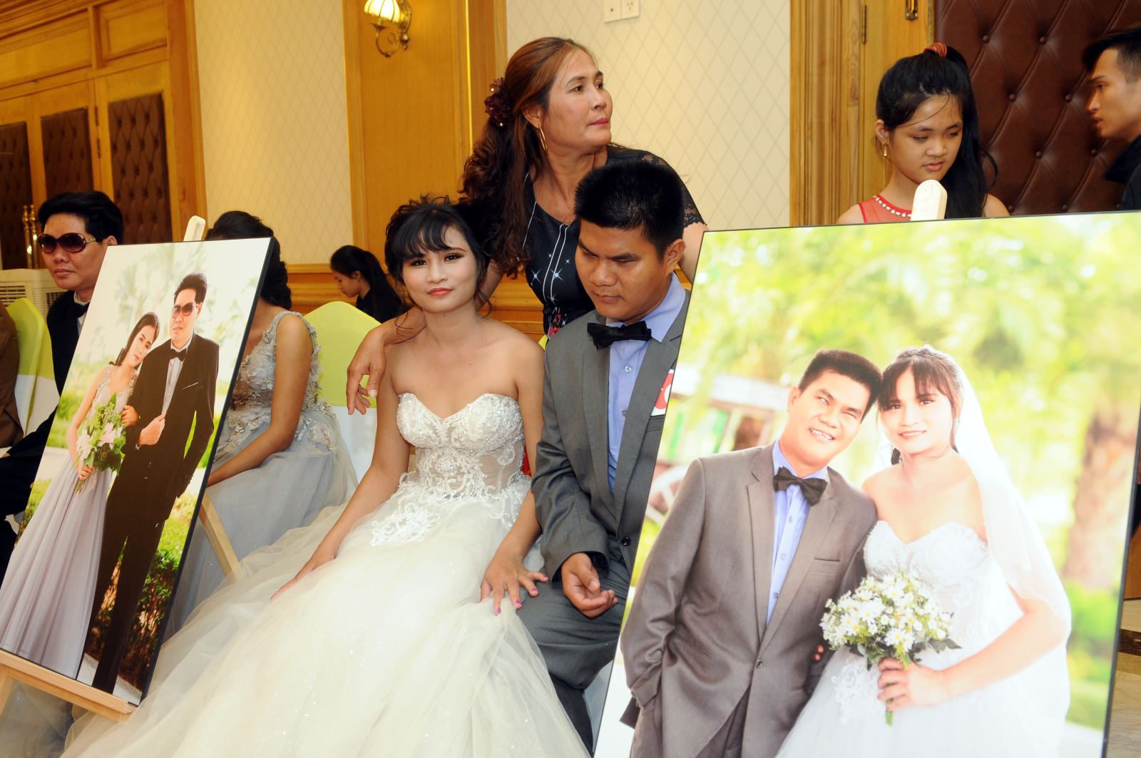 Không thấy đường nên các cặp đôi ngồi giữ tấm ảnh cưới của mình như sợ mất đi thứ quý giá.